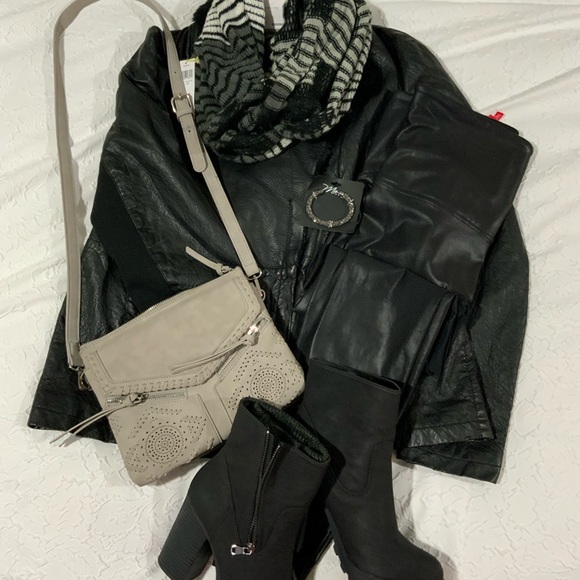 Bcbgeneration loop scarf new - Picture 2 of 4